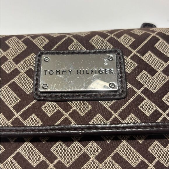 Tommy Hilfiger | 2011 Women’s Small Trifold Brown Wallet - Picture 2 of 15